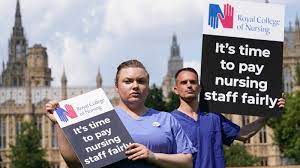 Dice la pancarta: Es hora de un pago justo a los enfermeros