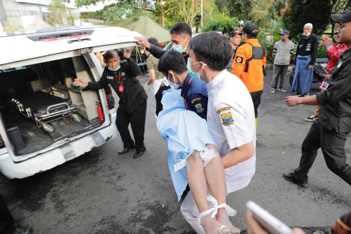 Terremoto en Indonesia deja 60 muertos