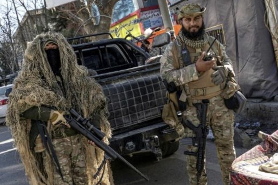 Personal de seguridad talibán monta guardia en una calle de Kabul, el 21 de diciembre de 2022