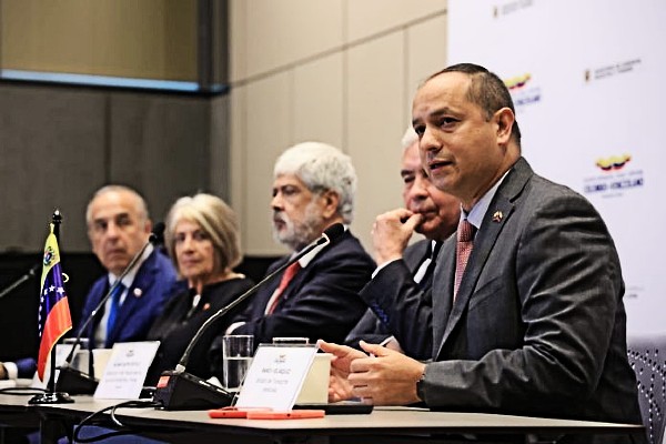 Delegación venezolana encabezada por los ministros para el Transporte, Ramón Velásquez y de Agricultura Productiva y Tierras, Wilmar Castro Soteldo