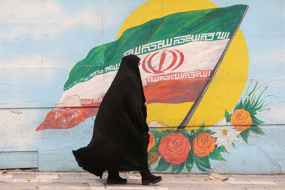 Una mujer camina después de que la policía moral cerrara en una calle de Teherán, Irán, el 6 de diciembre de 2022