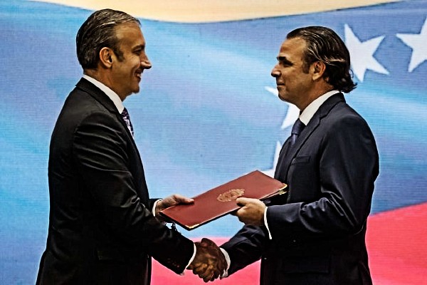 Ministro para Petróleo, Tareck El Aissami, junto al presidente de Chevron Javier La Rosa