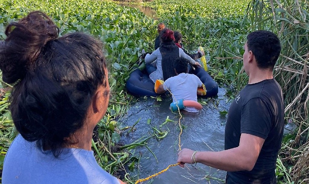 Migrantes venezolanos en México se lanzaron al río Bravo para llegar a EEUU