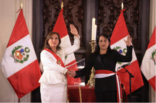 La presidenta interina de Perú, Dina Boluarte, junto a la ahora renunciada ministra de Educación, Patricia Correa.