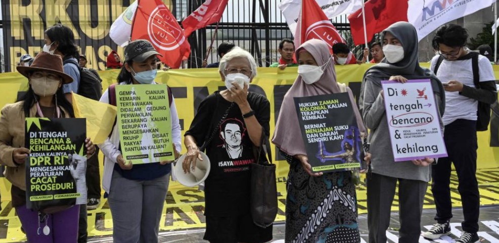 Un grupo de activistas se manifiesta en contra de la aprobación de la reforma del código penal frente al parlamento indonesio en Yakarta el lunes