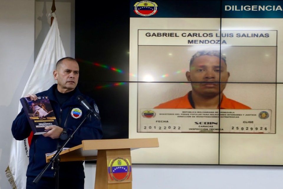 Remigio Ceballos, ministro de Interior y Justicia, muestra la imagen de  Gabriel Carlos Salinas Mendoza