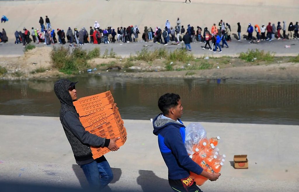 enezolanos subsisten con la venta de alimentos en la frontera entre México y EEUU
