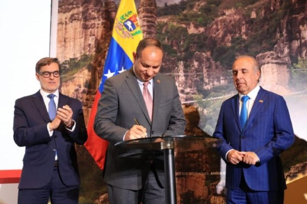 La firma del plan de transporte de carga y pasajeros se realizó durante el encuentro gubernamental, gremial y empresarial colombo-venezolano.