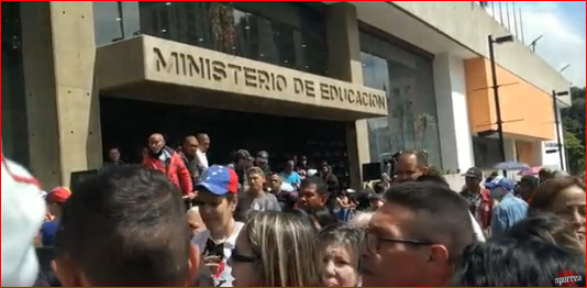 Testimoniales frente a la sede principal del Ministerio de Educación (Ministerio del Poder Popular para La Educación), ubicado en la esquina de Salas, en Caracas
