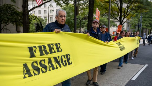 Por los cargos que se le imputan en territorio estadounidense, Assange, que sufre de problemas de salud físicos y mentales, podría enfrentar hasta 175 años de prisión
