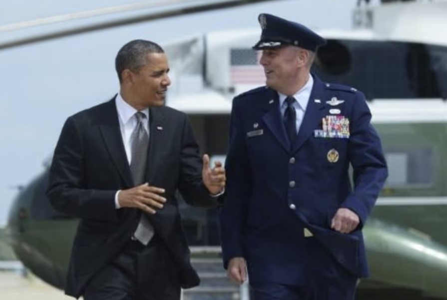 El líder del Comando de Movilidad Aérea de EEUU, el general Mike Minihan (drcha.), dialoga con el entonces presidente, Barack Obama, el 8 de mayo de 2012