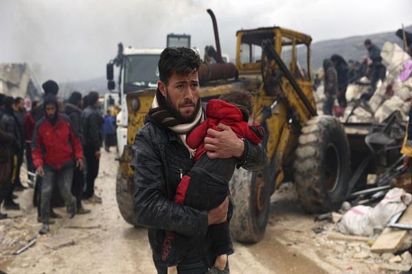 Un hombre porta en brazos a un niño tras el terremoto en Siria, el 6 de febrero de 2023.