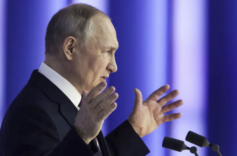Vladimir Putin, gesticula mientras ofrece su discurso anual sobre el estado de la nación el martes 21 de febrero de 2023 en Moscú