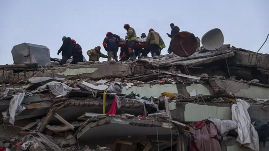 Sigue la búsqueda de sobrevivientes tras terremoto en Türkiyie