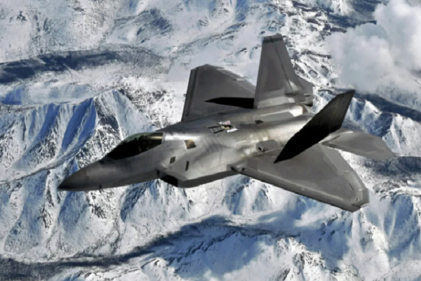 Un F22 raptor de la fuerza aérea de los eeuu volando en Alaska.
