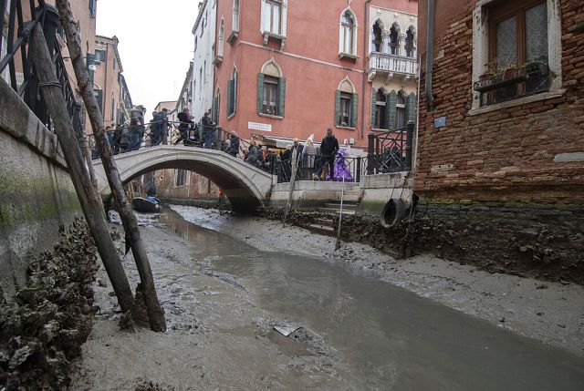Un canal de venecia convertido en riachuelo