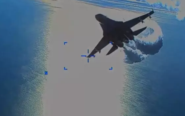 Captura del video donde el caza ruso se acerca al dron sobre el Mar Negro