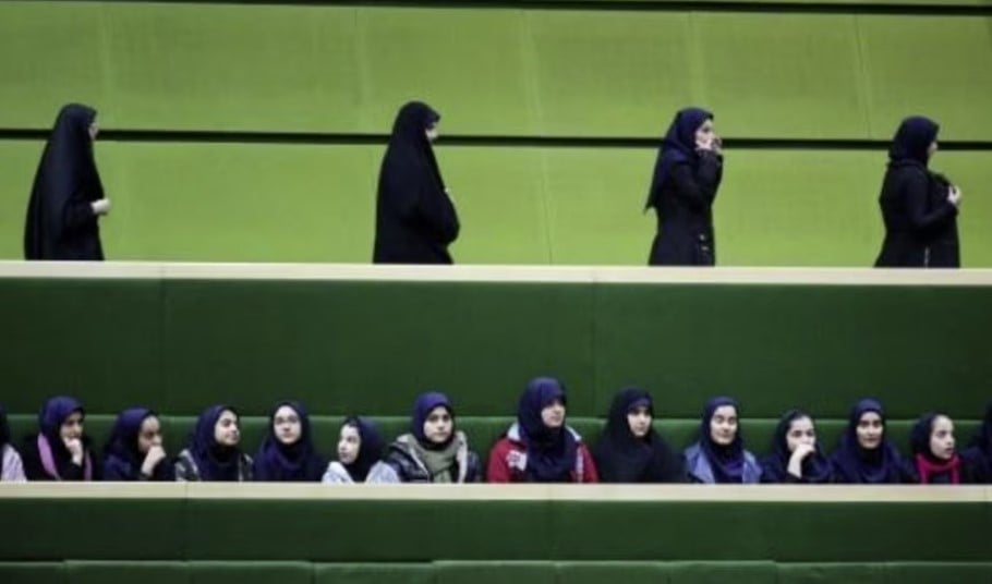 Un grupo de escolares iraníes asisten al discurso del entonces presidente Hasan Ruhani en el Parlemanto de Irán, el 17 de junio del año 2016 en Teherán
