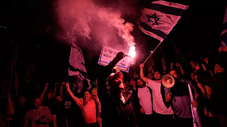 En el Aviv, los manifestantes bloquearon una de las principales autopistas y encendieron grandes hogueras