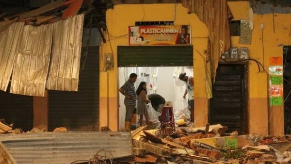 Muchas viviendas sufrieron graves daños por el terremoto en Ecuador