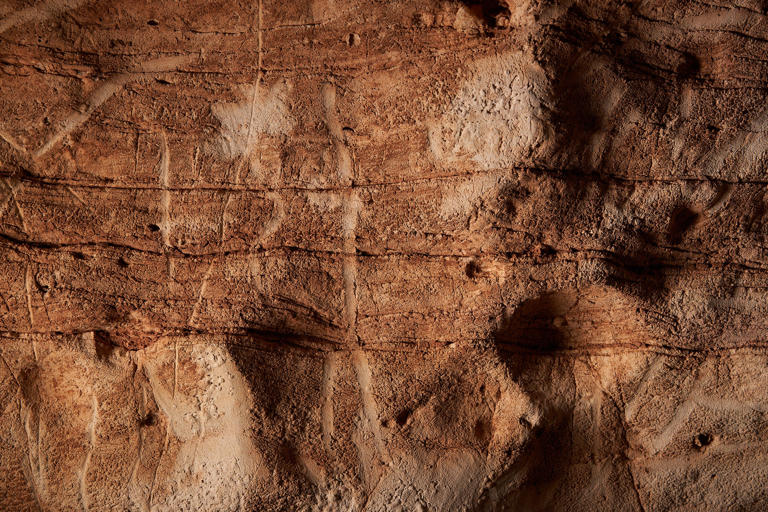 Grabado hallado de hace 3000 años en una cueva  en España