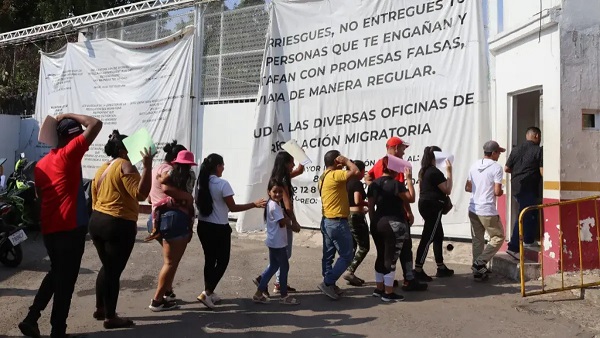 Autorizan a migrantes cruzar México para entrar a EEUU