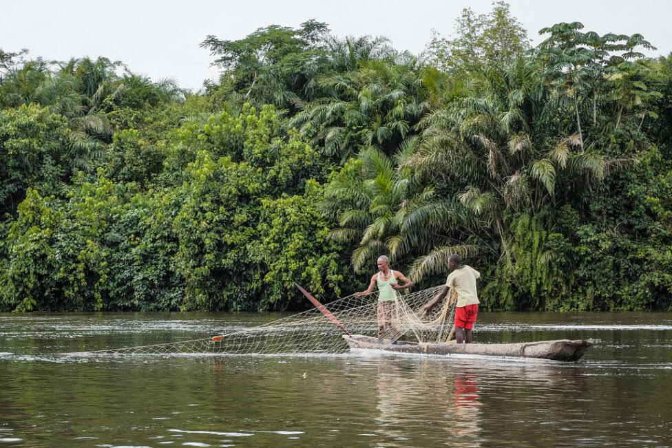 Pescadores en el río Congo. La República Democrática del Congo, junto a otros países de África y América Latina, han lanzado el Desafío del Agua Dulce, para proteger 300 000 kilómetros de ríos y 350 millones de hectáreas de humedales.