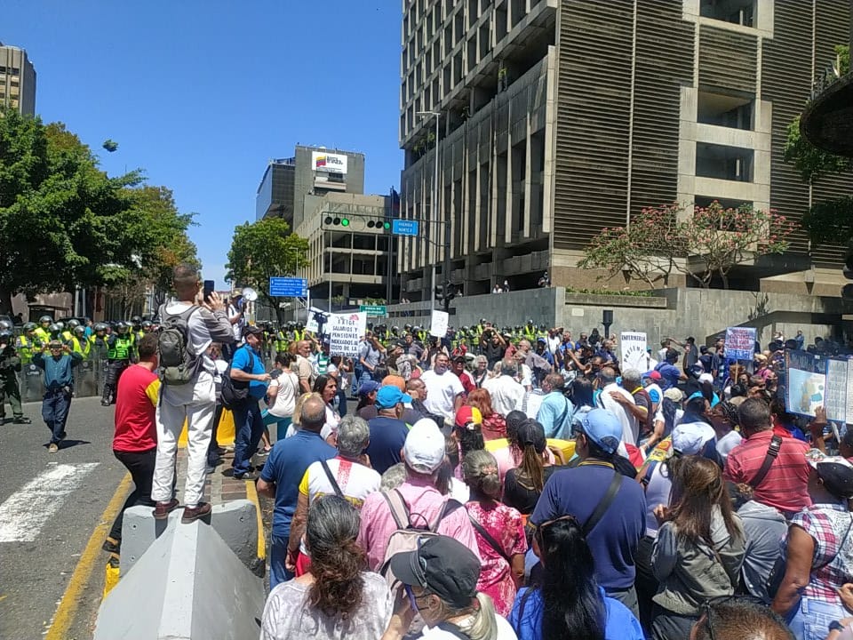 Trabajadores de la educación frente a la sede ministerial en Caracas