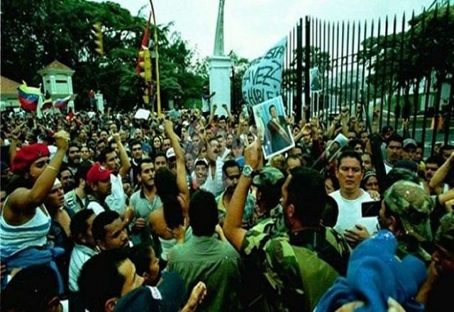 Concentración cívico-militar del 13 A ante Miraflores para exigir que los golpistas suelten al presidente Chávez