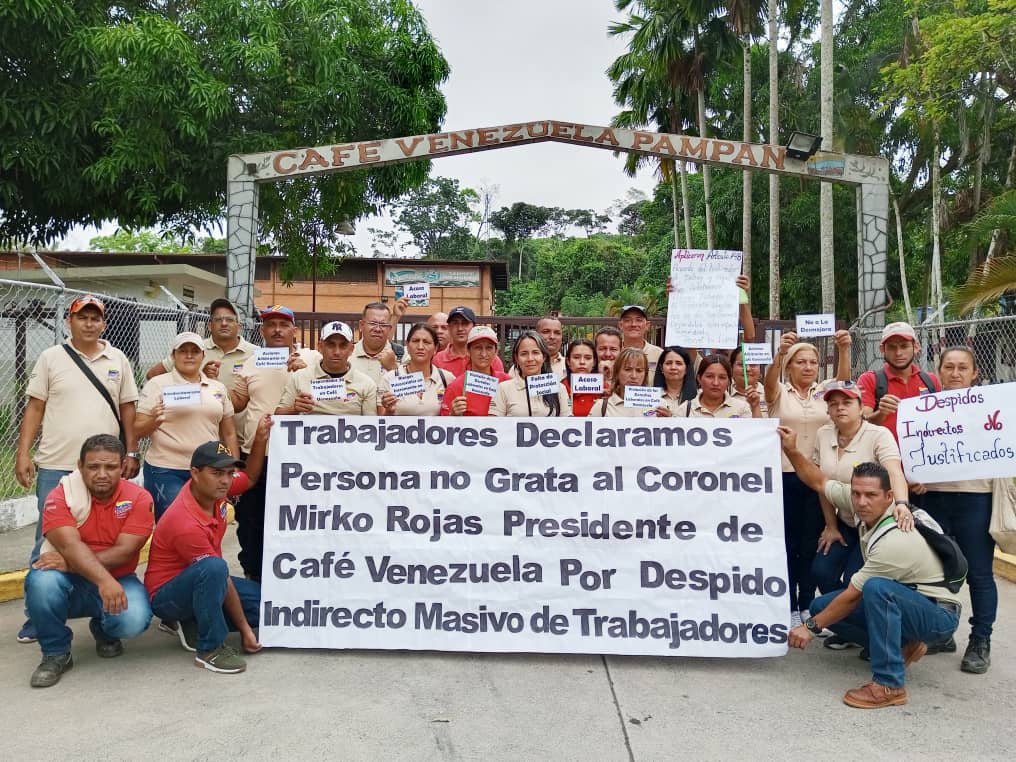 Trabajadores y trabajadoras de Café Venezuela (empresa pública) con pancartas frente a la empresa que no los deja entrar a laborar