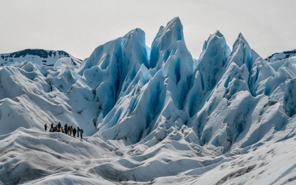 Exploradores sobre el glaciar Perito Moreno, en la Patagonia argentina