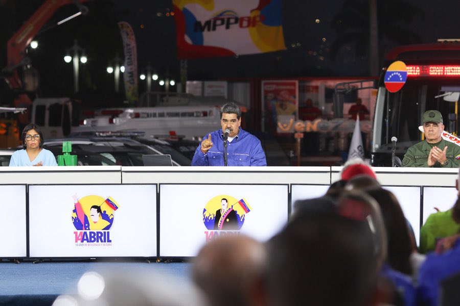 Maduro durante el evento 10 años de la Victoria Popular como símbolo de lealtad al Comandante Chávez