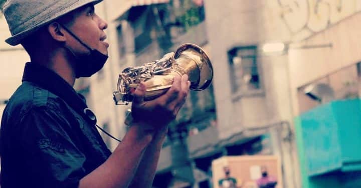 Al artista Omar Rodríguez un policía de Chacao le reventó el saxofón contra el suelo