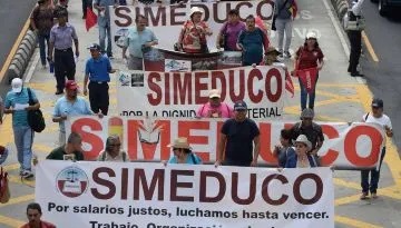 El Salvador: maestros exigen aumento de sueldos