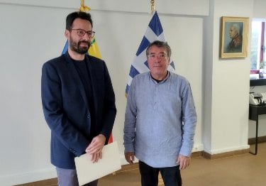 Lefteris Nikolaou-Alavanos del KKE y Freddy Fernández embajador en Grecia