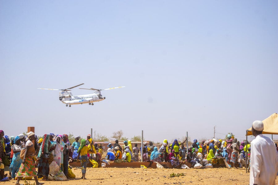Un helicóptero del Programa Mundial de Alimentos llega a Titao, norte de Burkina Faso, donde la organización asiste a más de un millón de personas