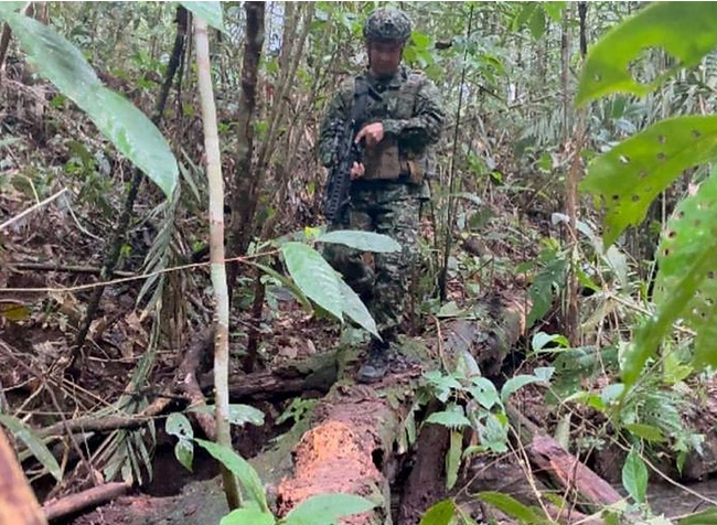 Militares e indígenas tras el rastro de los niños extraviados en la selva