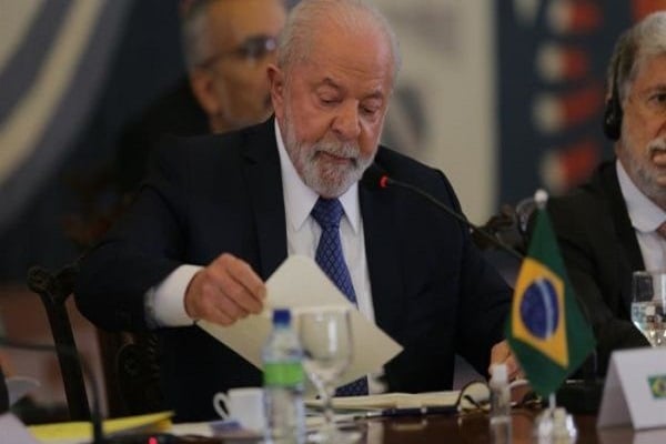 El presidente de Brasil, Luiz Inácio Lula da Silva, habla durante la cumbre de mandatarios de América del Sur en el palacio de Itamaraty, sede de la cancillería brasileña, en Brasilia.