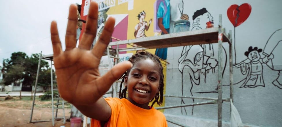 En la provincia de Nampula, Mozambique, unos niños pintan un mural que pone de relieve el impacto negativo del matrimonio infantil. Esa práctica aleja a las niñas de la escuela y representa riesgos, a menudo graves, para su salud tanto física como mental
