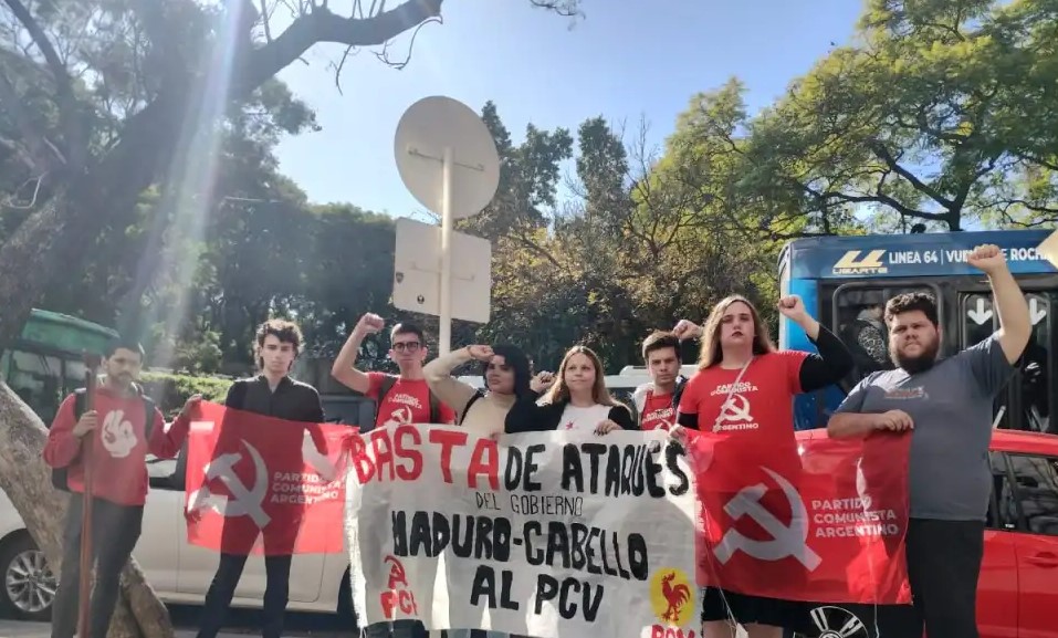 Delegación del Partido Comunista Argentino  protesta ante embajada de Venezuela en Argentina