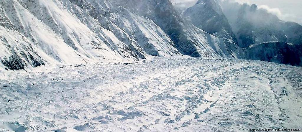 Vista aérea del glaciar Siachen, que atraviesa la región del Himalaya que divide la India y Pakistán, a unos 750 kilómetros al noroeste de Jammu, India