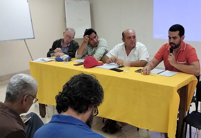 Gustavo Martínez, de Marea Socialista, en su turno como ponente, en la mesa con los demás expositores