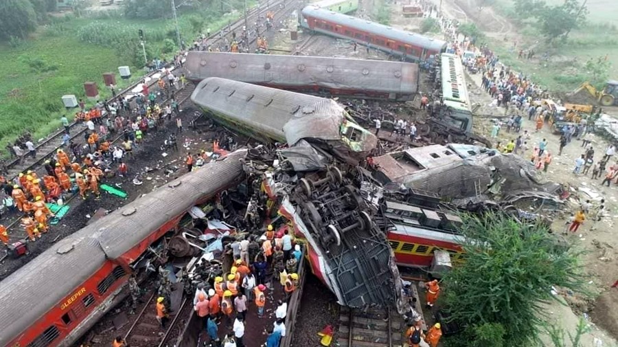 Labores de rescate de las víctimas entre los restos de los trenes implicados en el accidente, en Odisha Balasore, India