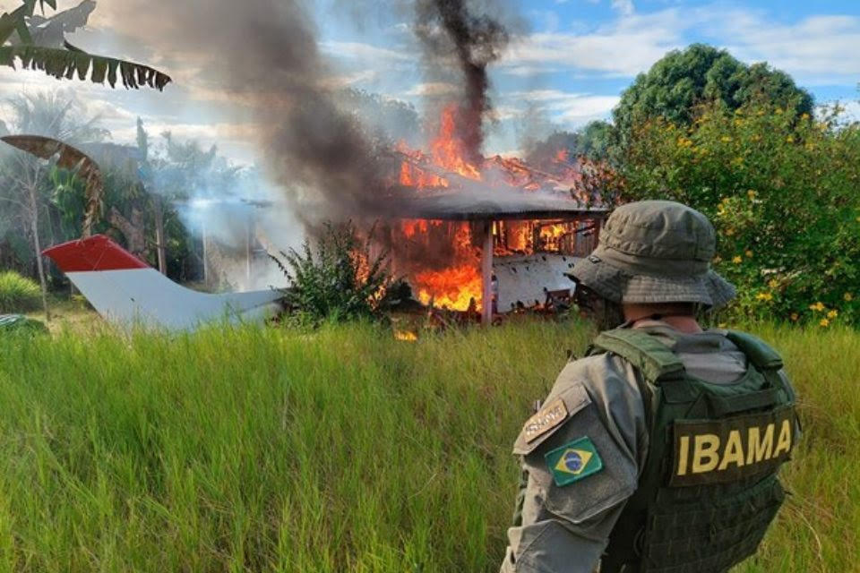 Agentes de Ibama en uno de sus operativos, este año, para destruir instalaciones de la minería ilegal en la Amazonia de Brasil
