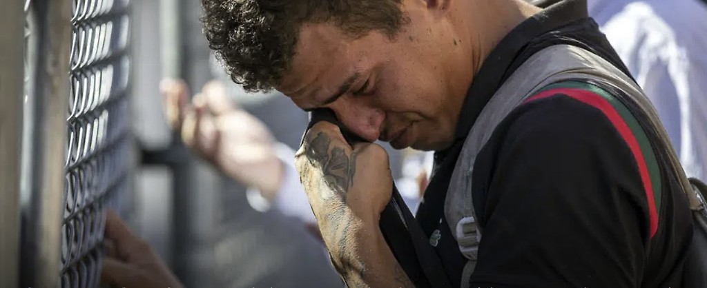 El migrante venezolano Said José se enjuga las lágrimas mientras buscaba a su novia, de la que fue separado mientras estaba detenido, en el albergue de la iglesia del Sagrado Corazón, el viernes 12 de mayo de 2023, en El Paso, Texas