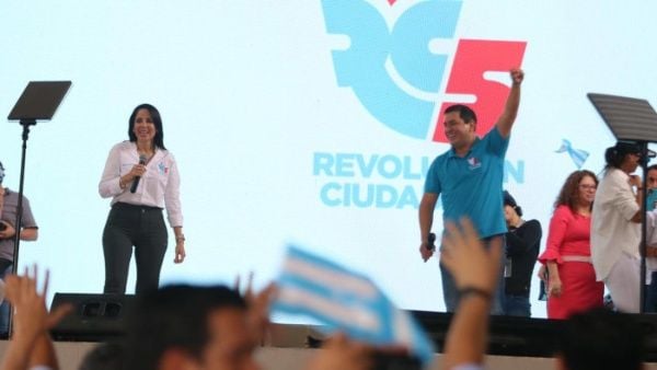 Luisa González candidata a la Presidencia de Ecuador, acompañada de Andrés Arauz a la vicepresidencia por Revolución Ciudadana