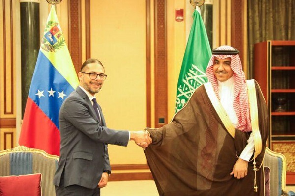 Los ministros de Comunicación de Venezuela, Freddy Ñáñez, y de Arabia Saudita, Salman Al-Dosari.