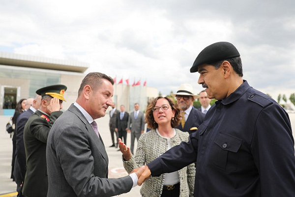 El presidente Maduro recibido por autoridades de Turkiye