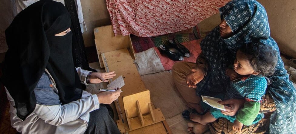 Una enfermera de una clínica móvil asiste a una familia en su hogar en la ciudad de Kandahar. La salud, y otros derechos como la educación, la libertad de movimientos, el empleo y la defensa legal están muy comprometidos en Afganistán debido a los implacables edictos impuestos por los talibanes desde agosto de 2021