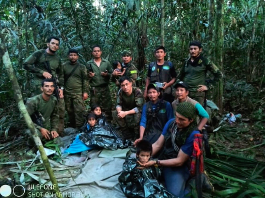 Niños indígenas fueron encontrados con vida en selva colombiana